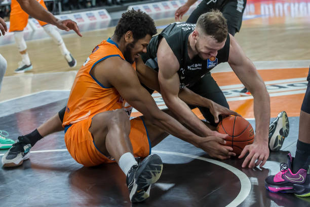 强拼搏的故 强拼搏的故